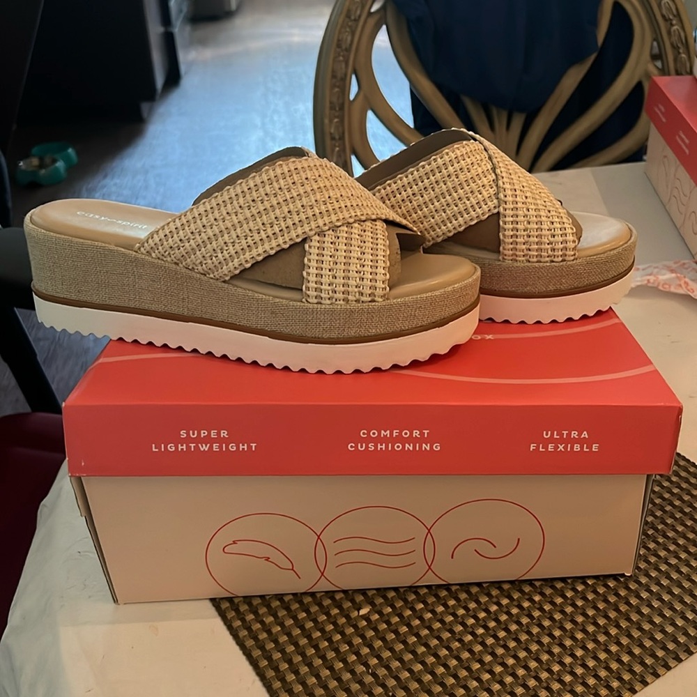 Brand new Easy spirit Irene wedges in ivory size 9.5